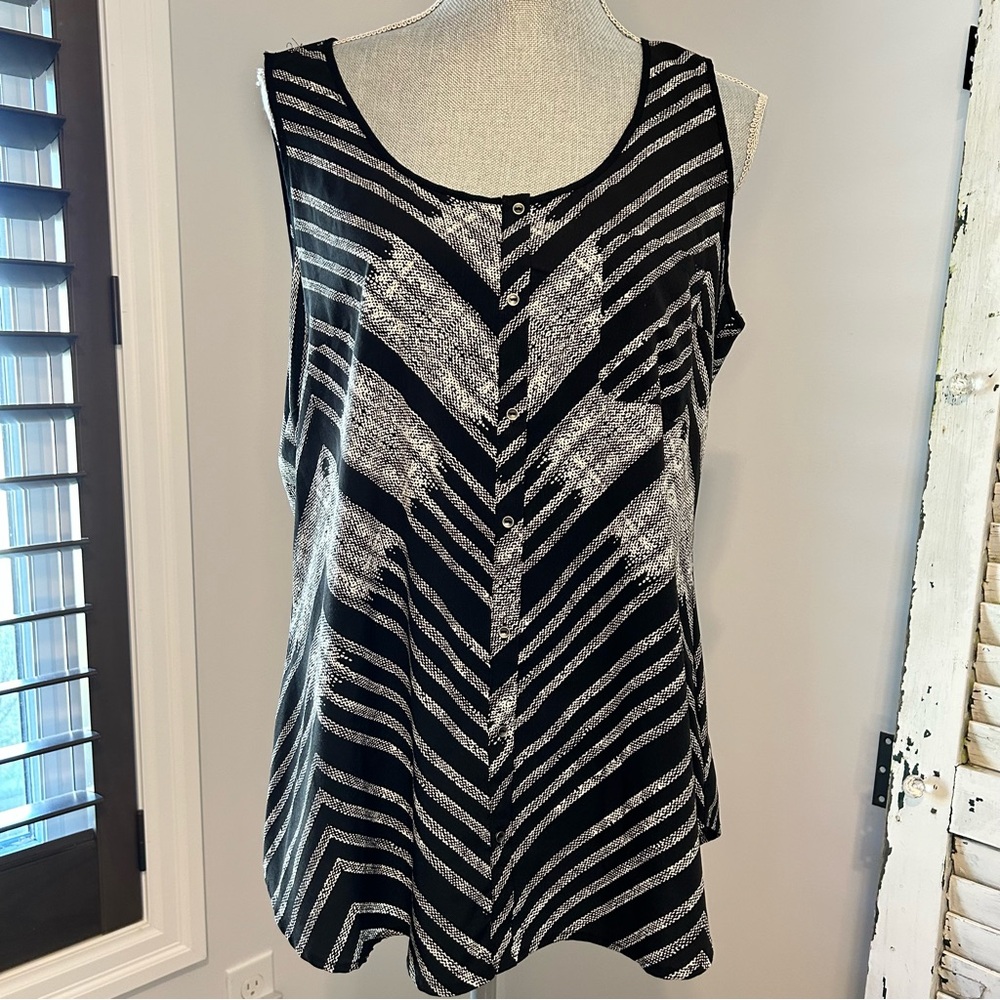 Le Chateau scoop neck button up tank top chevron pattern size L black and grey